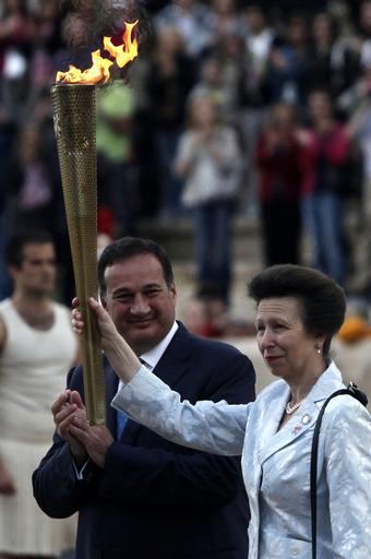 ロンドン五輪の聖火が英国へ、アテネで引き渡し式典