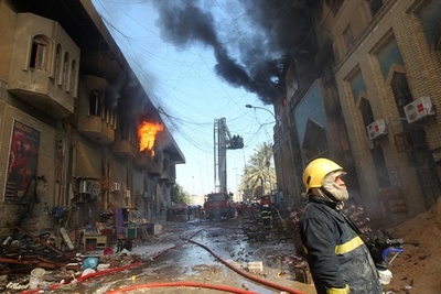 バグダッドの歴史ある市場で爆弾2発が爆発して炎上、2人死亡