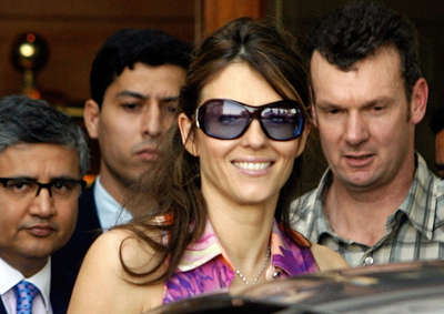 エリザベス・ハーレーとArun Nayar氏がホテルを去る - インド