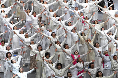 【写真特集】91歳も熱演！高齢者1600人の群集劇「ゴールド・シアター」