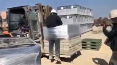 フォークリフトで吊るされた外国人労働者を嘲笑…韓国レンガ工場で起きた「いじめ」、その映像に波紋広がる