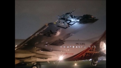 ジャカルタ空港で旅客機同士が接触、翼炎上 乗客「死ぬかと…」