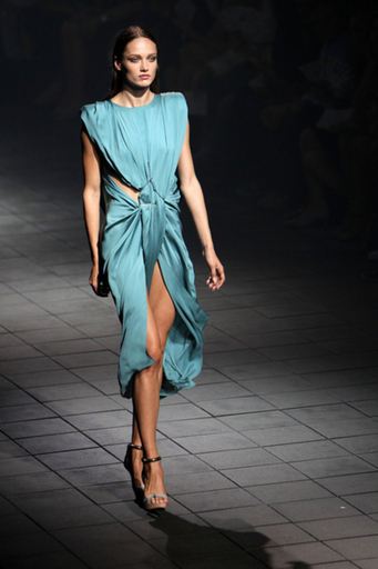 「ランバン」のエルバス、英ホテルのクリスマスツリーをデザイン