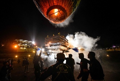 花火とランタン付けた気球打ち上げ ミャンマー仏教徒の祭り