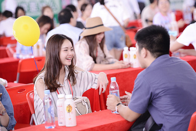 中国広東の婚活パーティーで男性がすっぴん女子に一目ぼれ