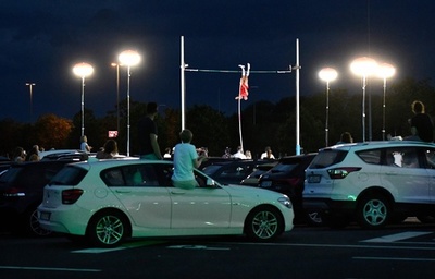 【今日の1枚】ナイター陸上、自分の車が指定席