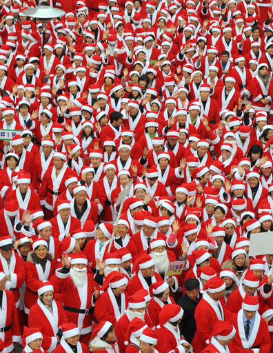 サンタ! サンタ!! サンタ!!! ソウルで1400人のサンタパレード