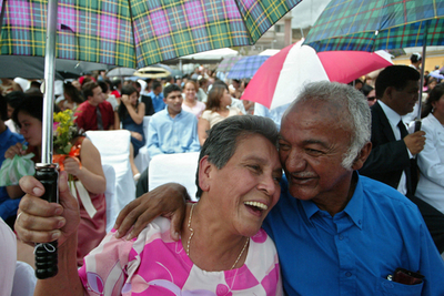 集団結婚式に200組のカップルが参加