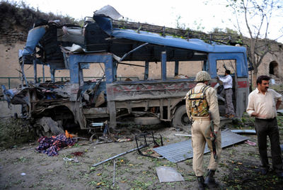 スリナガルで警察のバス狙い爆弾攻撃、少なくとも4人死亡 インド