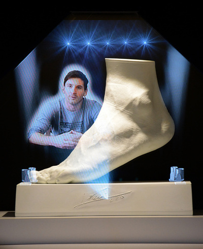 値段は約5億円、メッシの「黄金の左足」がお披露目