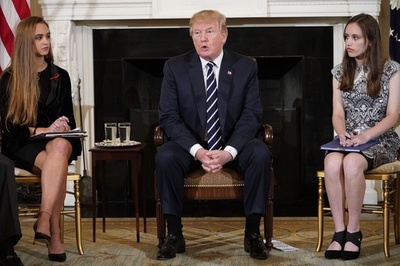 トランプ氏、乱射犠牲者の同級生らと面会 教員の銃携帯検討へ