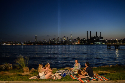 【今日の1枚】「追悼の光」、あの日から22年 米