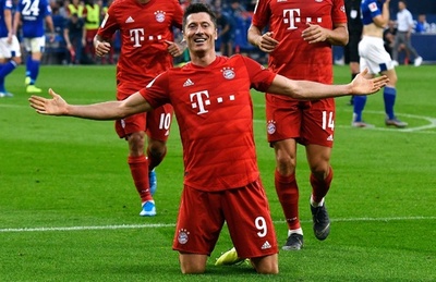 レワンドフスキのハットでバイエルンが勝利、コウチーニョがデビュー