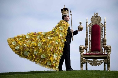 花のガウンで王様気分？ 戴冠式テーマの衣装公開 英ハロゲート