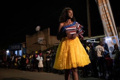 街中でストリートファッションショー ブルキナファソ