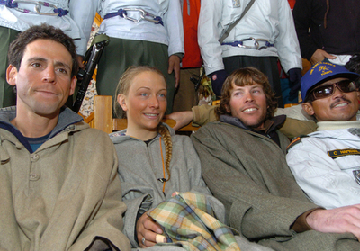 スキーリゾート山中に足止めのスキー客、無事救出 - インド