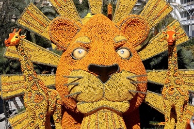 南仏「レモン祭り」 人気映画のキャラクターが登場