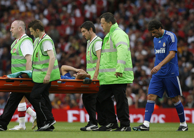 レアル・マドリード スナイデルは重傷と発表