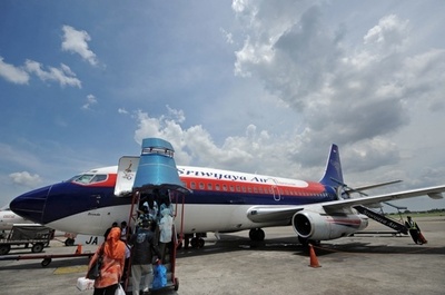 インドネシアの旅客機、着陸する空港を間違える