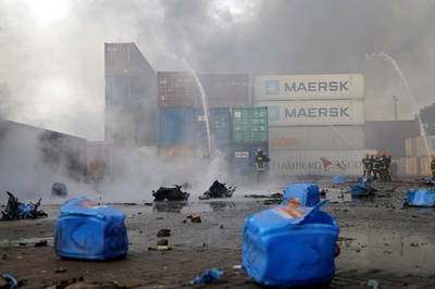 コンテナ倉庫で大規模火災、34人死亡 負傷も300人 バングラ