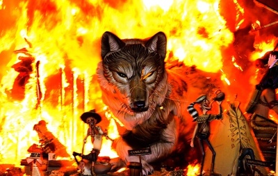 スペインで恒例の火祭り「ファリャス」 プーチン氏の張り子も登場