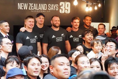 南ア撃破から一夜、オールブラックスが都内でファンと交流 ラグビーW杯