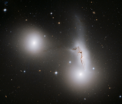 2つの銀河に引き裂かれる銀河