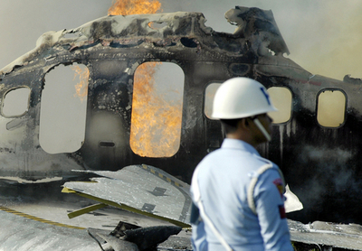 日本人2人の生存を確認、インドネシア航空機炎上 - 東京