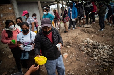 原油流出から3か月、困窮する漁民に食事 ペルー