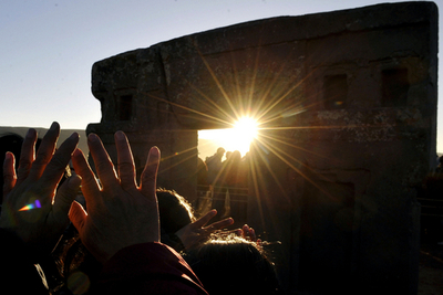 ボリビアの先住民アイマラ、「冬至祭」で新年を祝う