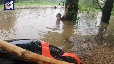 洪水が首まで 中国人男性が携帯電話の位置情報共有で命拾い