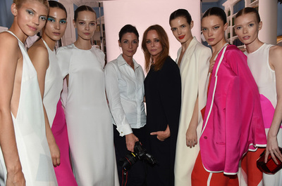 ステラ マッカートニー、リサイクル素材を用いたルックを発表