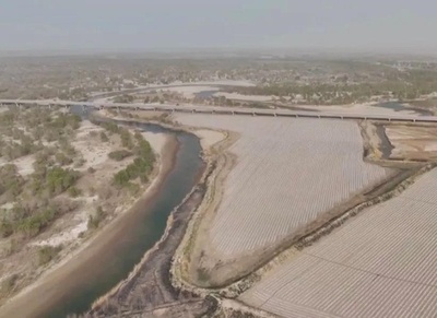 「死の海」を縦断する「命の道」！ 砂漠道路がまた1本開通 中国・新疆