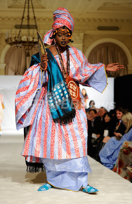 ニューヨークで民族衣装のファッションショー開催