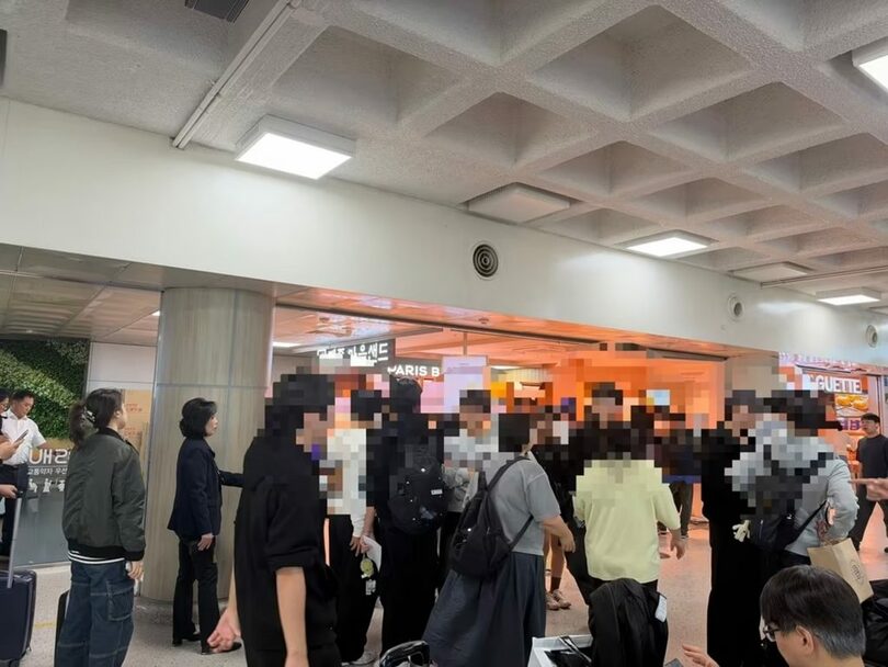 済州空港の免税エリアにあるパリバゲットの店舗前で、「済州マウムサンド」を買い求める旅行客ら(c)news1