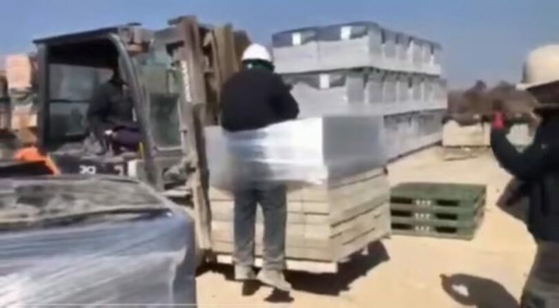 全羅南道羅州市のレンガ工場で、外国人労働者がレンガとともにビニールで縛られフォークリフトで吊り上げられるという事件が発生し、世論の怒りを買った(c)news1/MONEYTODAY