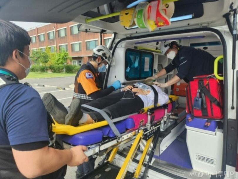 仮想の負傷者がドクターカーに搬送されている(c)MONEYTODAY