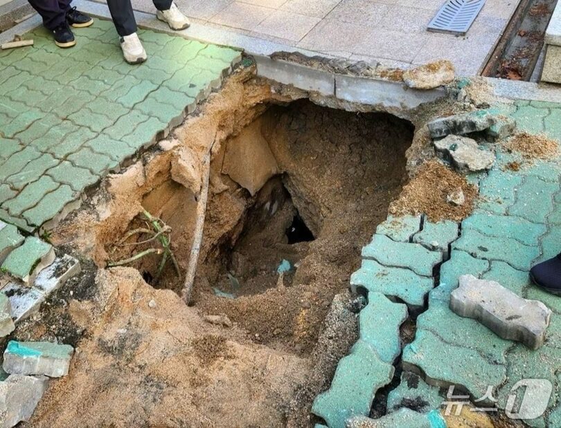 4月24日午後1時ごろ、ソウル・漢陽大学の再成土木館前の道路で発生した地面陥没＝エブリタイム(c)news1