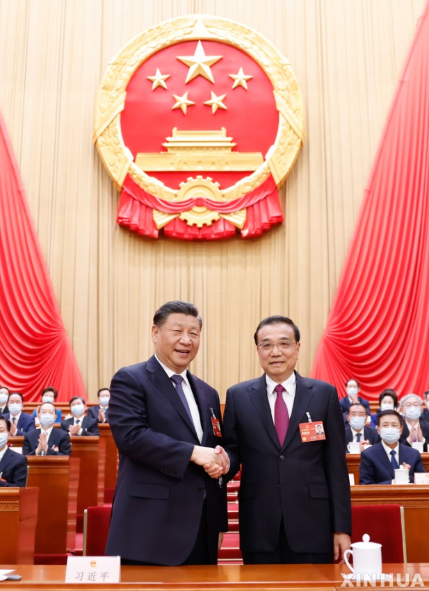 習近平主席（左）と握手する李克強氏(c)XINHUA/NEWSIS