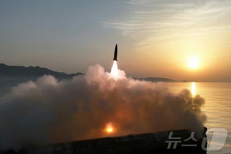 北朝鮮のクラスター弾頭を搭載した「火星11ラ」型の試験発射場面＝労働新聞(c)news1