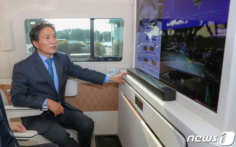イ社長がデジタル化導入予定のシャトルバスに搭乗し、システムを点検している＝仁川国際空港公社提供(c)news1