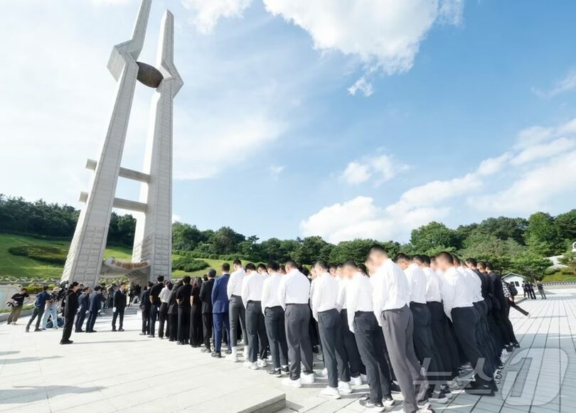 光州第一高校の生徒らと国立5・18民主墓地を訪れ、参拝する培材高校野球部の選手、教員、保護者ら(c)news1