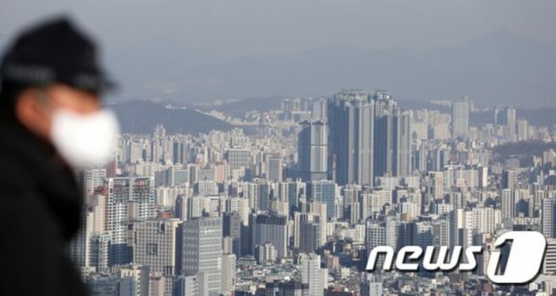 ソウル・南山（ナムサン）から眺めたソウル都心のマンション団地の様子(c)news1