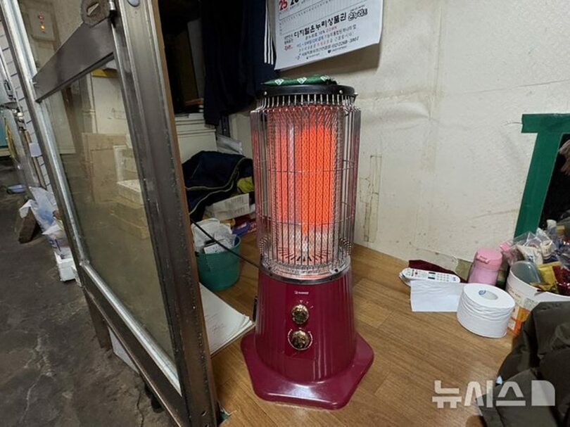 南大門市場では電気ストーブのそばに紙箱やビニール製の扉が置かれていた(c)NEWSIS