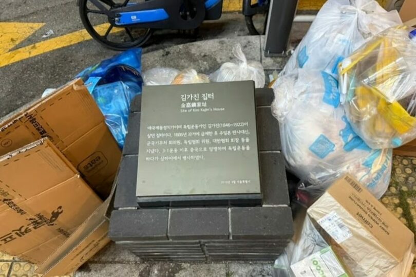 独立運動家キム・ガジンの旧宅跡を示す記念碑の周囲にごみが積まれている様子＝Threads投稿画面(c)MONEYTODAY