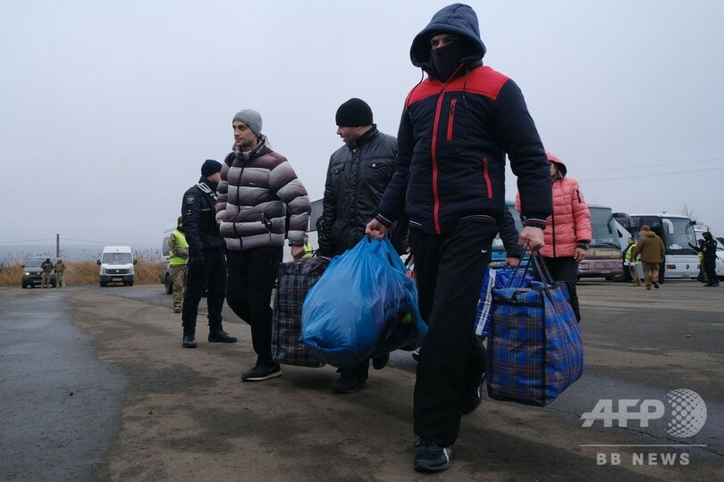 ウクライナ東部、政府と親ロ武装勢力が捕虜交換