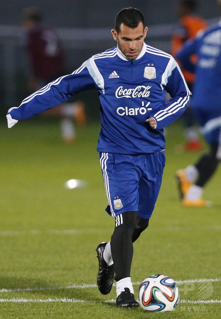 マルティーノ監督、「テベスはチャンスを待つ必要がある」