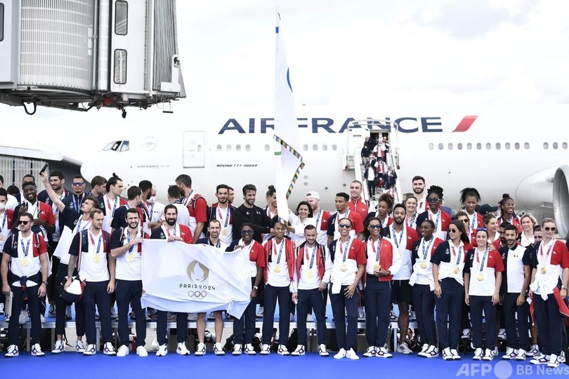 フランス選手団が帰国、五輪旗もパリに到着