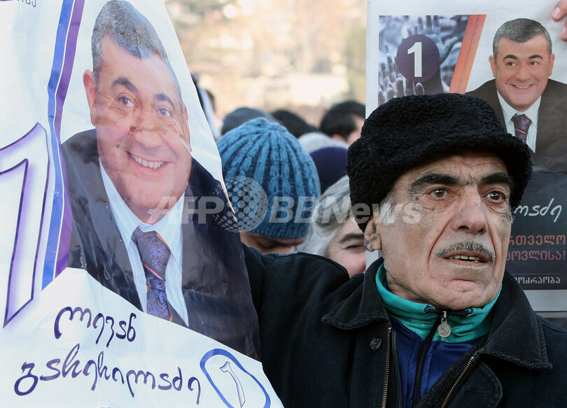 グルジアのサーカシビリ大統領が就任