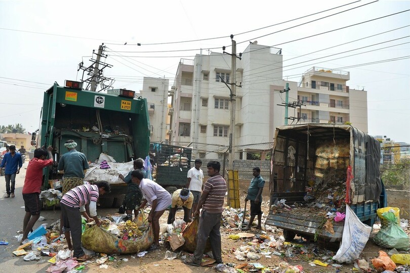 汚染された湖が炎上 インドIT都市、環境対策に批判